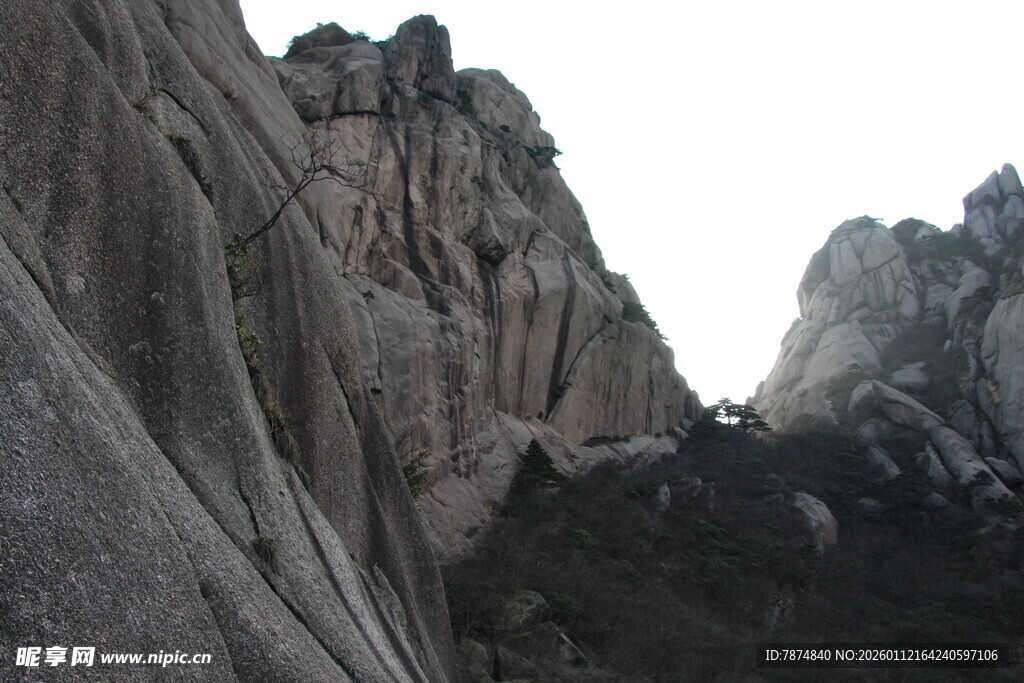 巍峨险峻的壮丽山峰