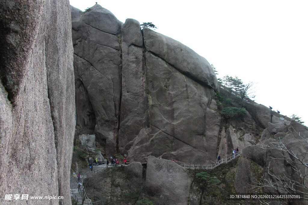 险峻山间岩石风景