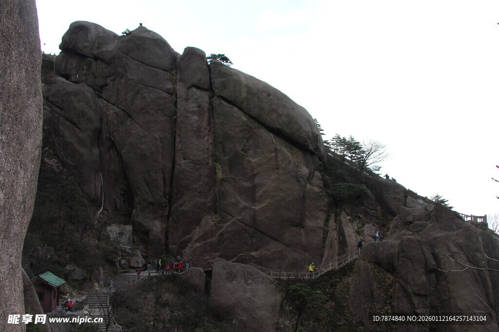 巍峨山峰上的攀登者