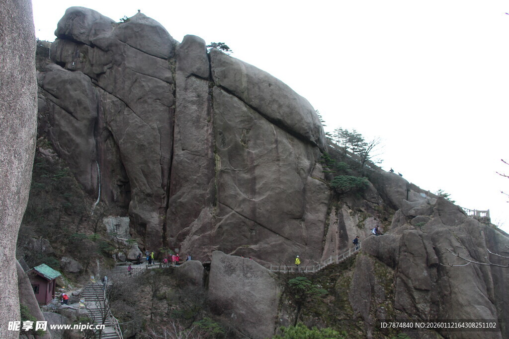 陡峭山峰上的攀爬者