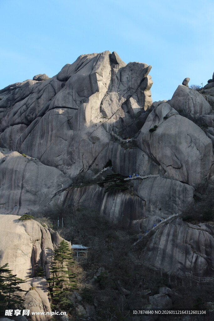 巍峨嶙峋的壮丽山石景观