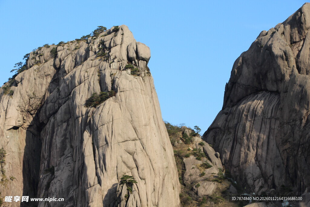巍峨壮观的陡峭岩石山峰