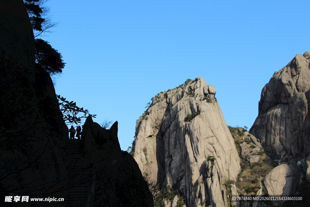 巍峨壮丽的山峰景观