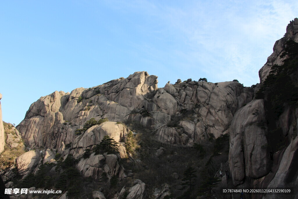 巍峨嶙峋的壮丽山峰