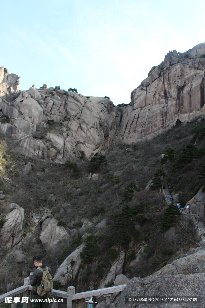 壮丽山景吸引游人攀登