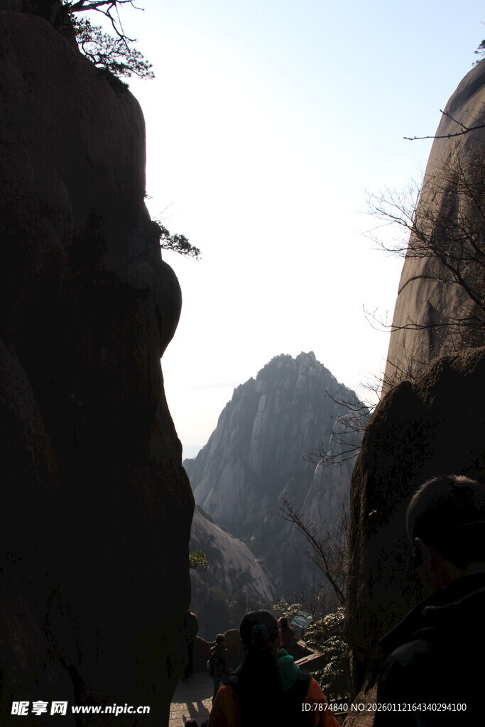 山间峭壁上的攀岩者