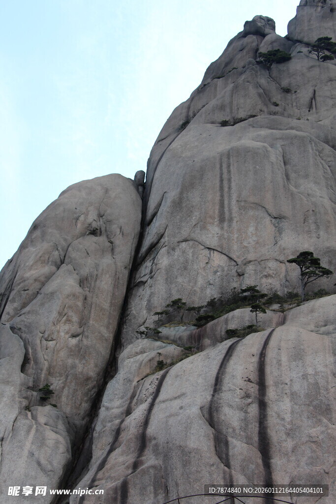 巍峨嶙峋的壮观岩石