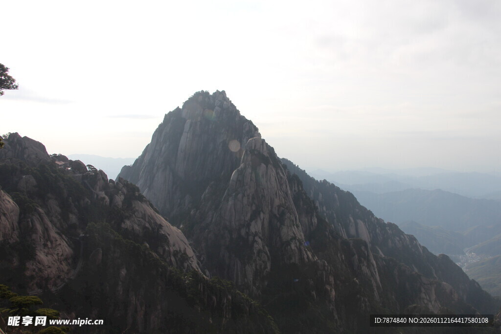 巍峨山峰 尽显自然壮美