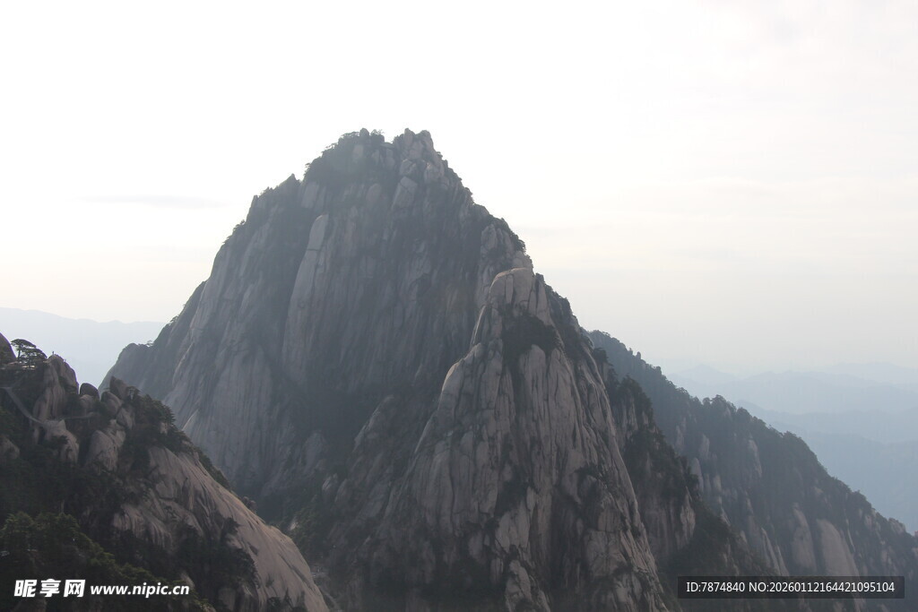 巍峨山峰壮丽景致