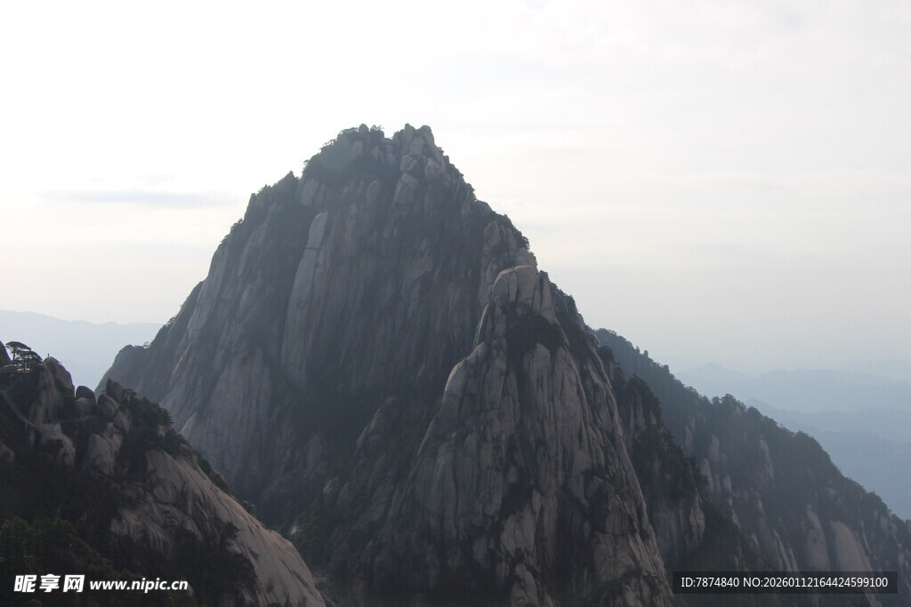巍峨山峰壮丽景致