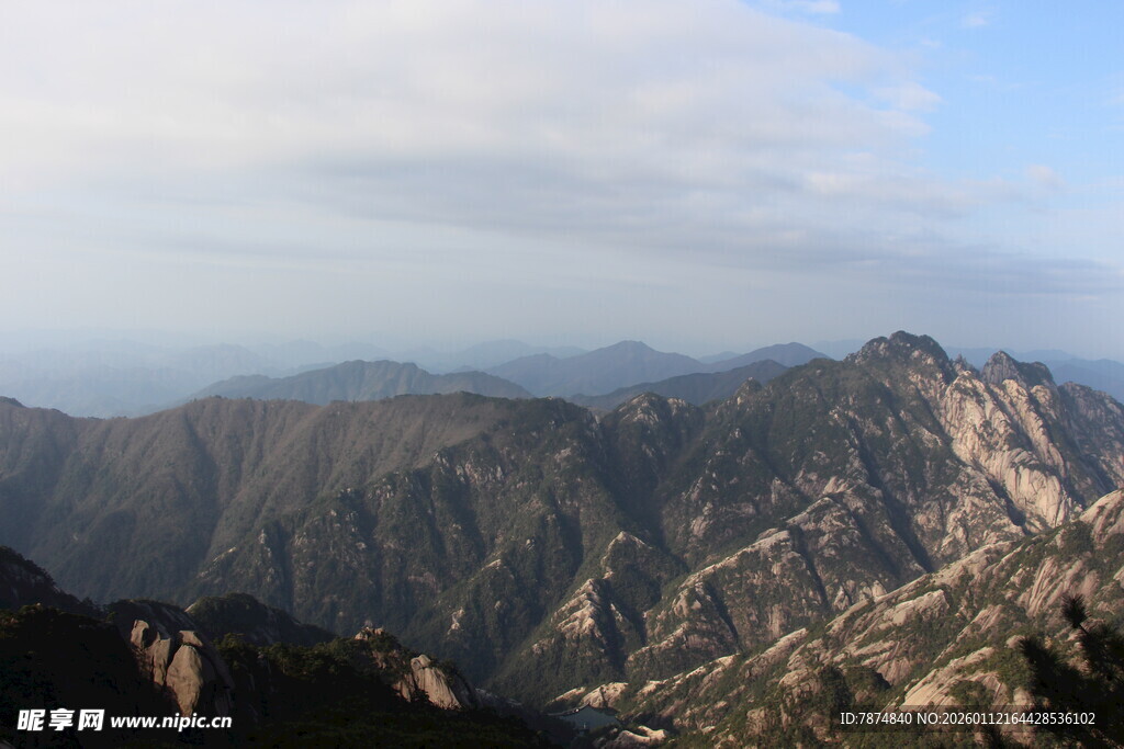 壮丽山景俯瞰图