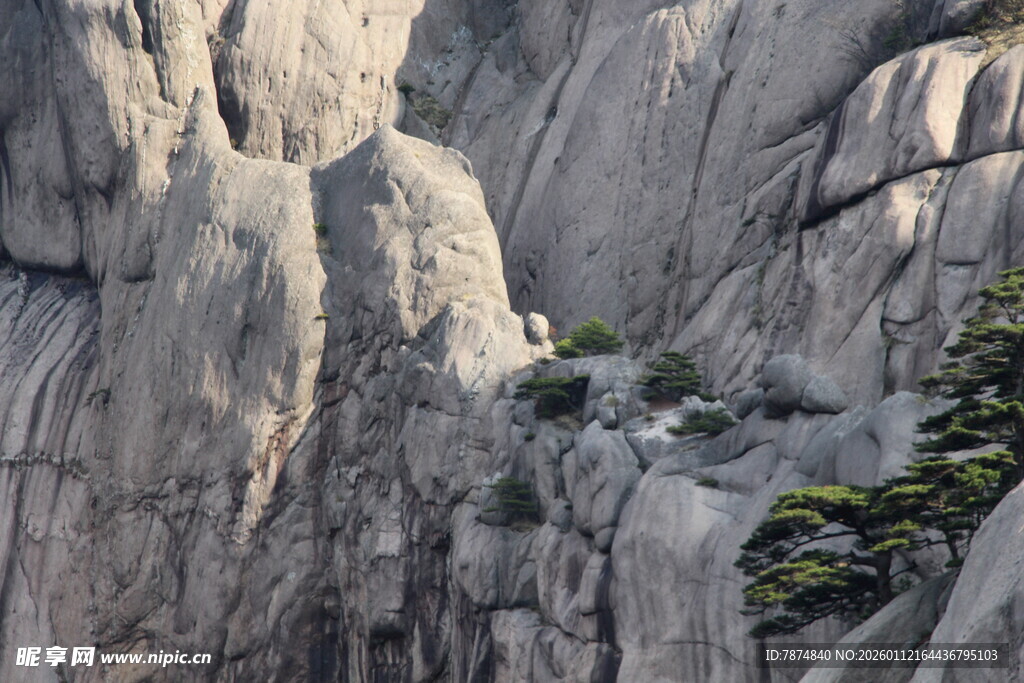 陡峭嶙峋的壮美山石景观
