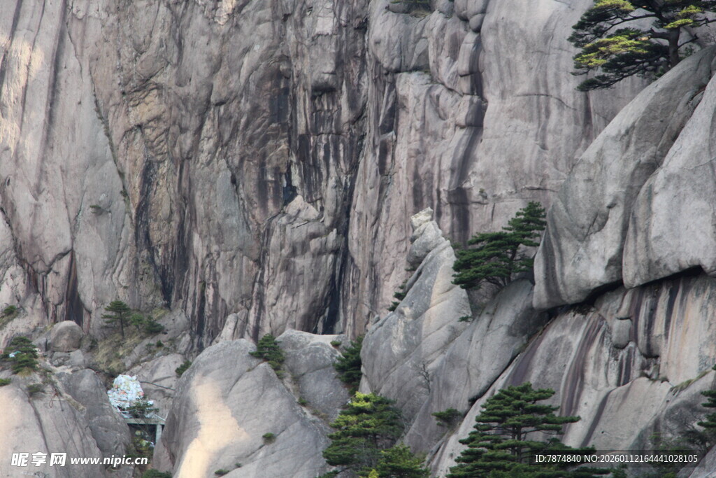 陡峭嶙峋的壮丽山壁景观