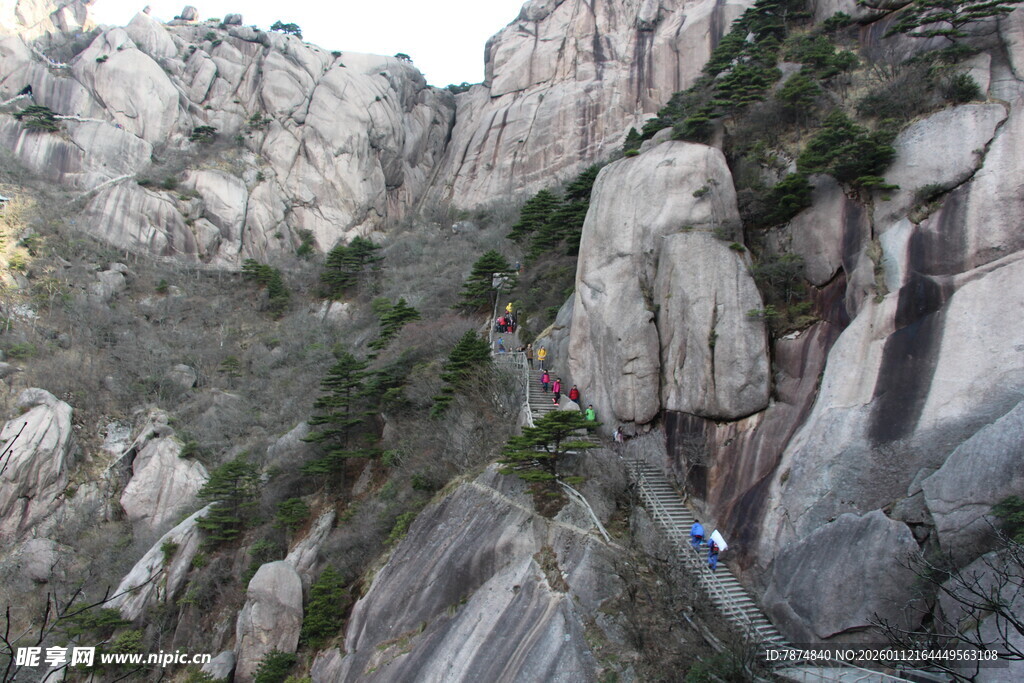险峻山景中的攀登者