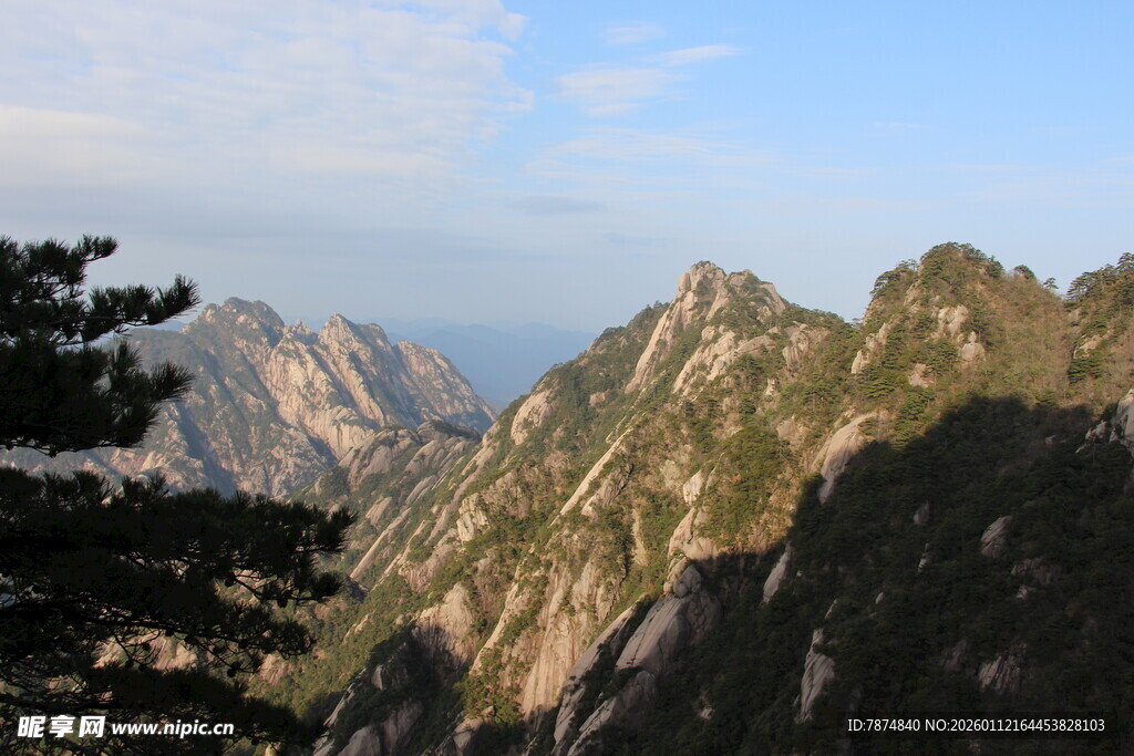 壮丽山景 峻峭山峰轮廓