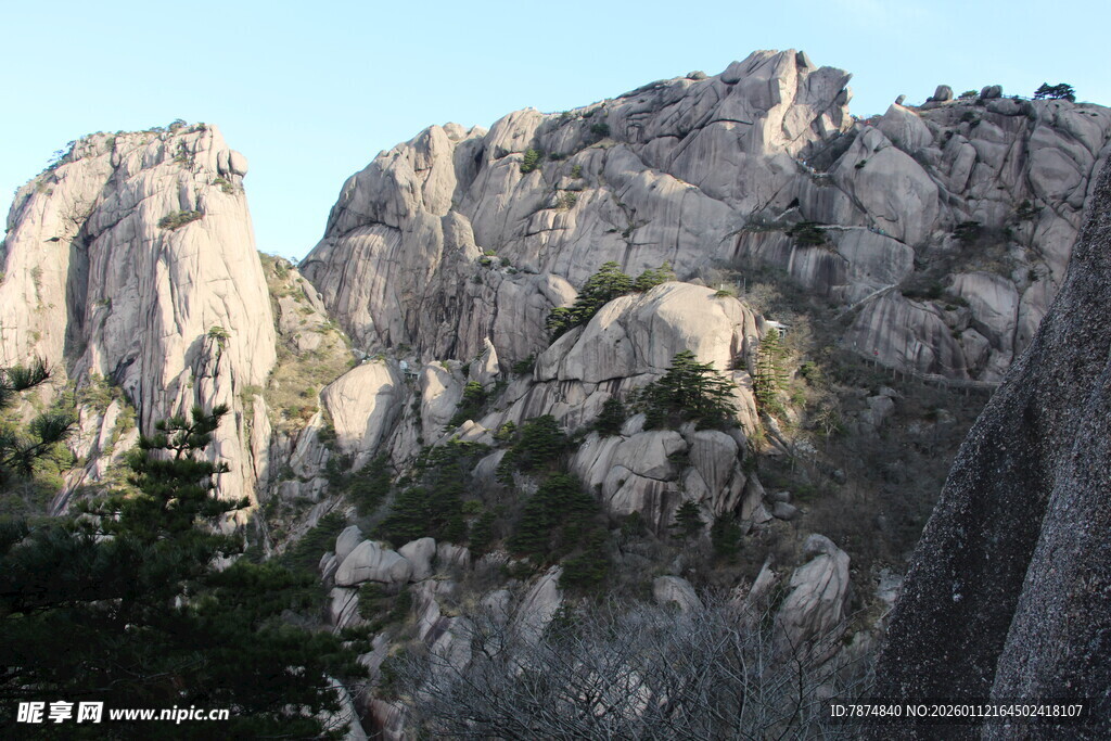 巍峨壮丽的陡峭山峰