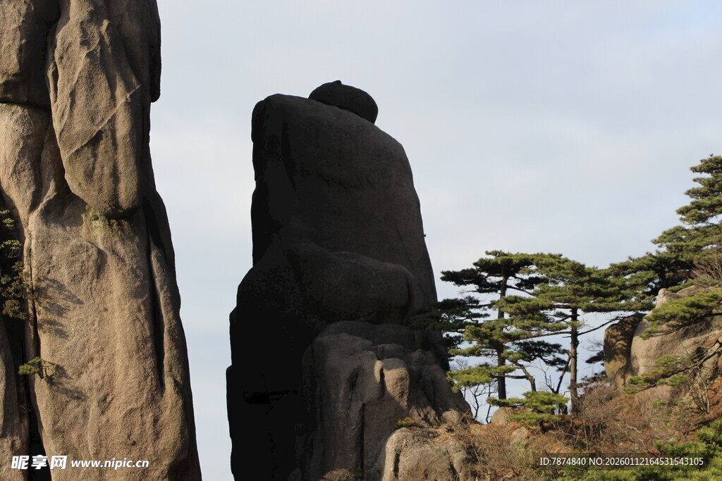 奇峰挺立 山间松景