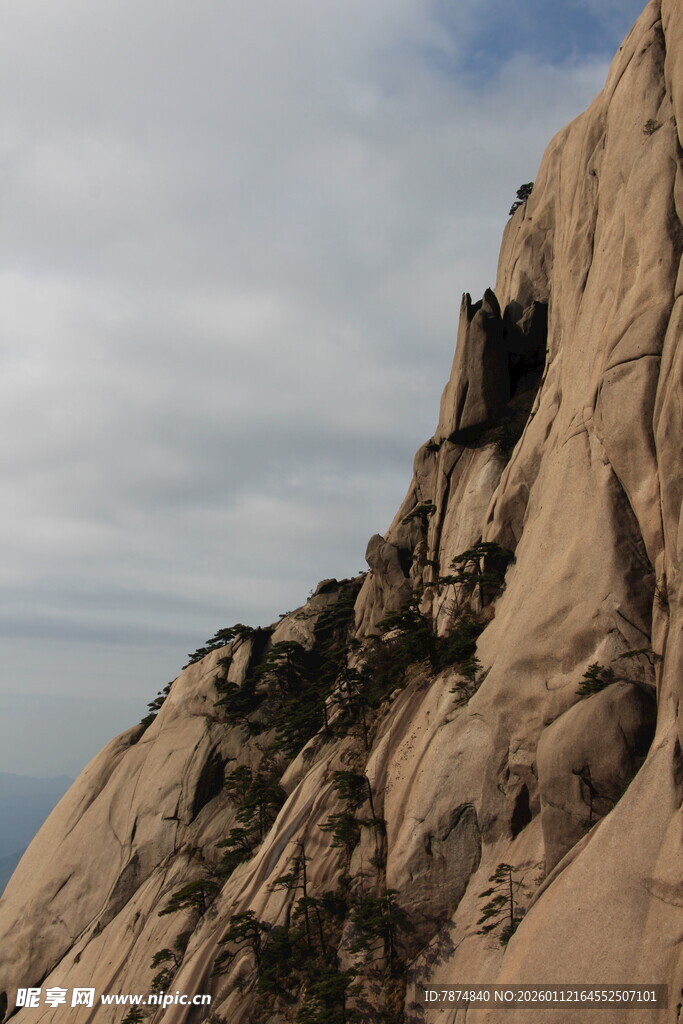 险峻高山上的奇特岩石