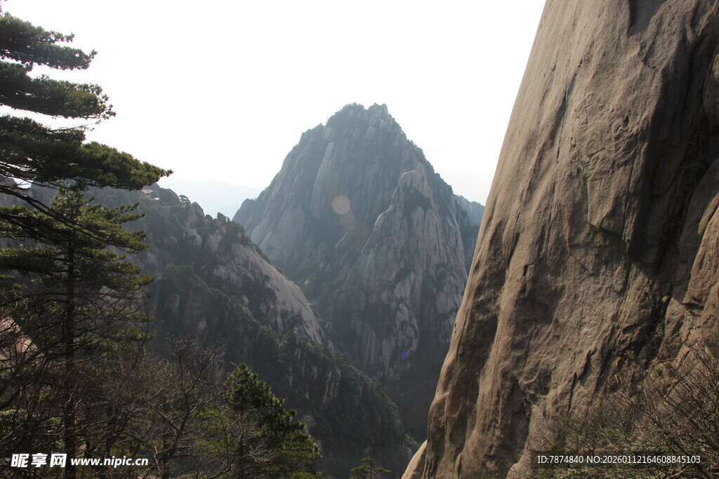 巍峨黄山奇峰与苍松