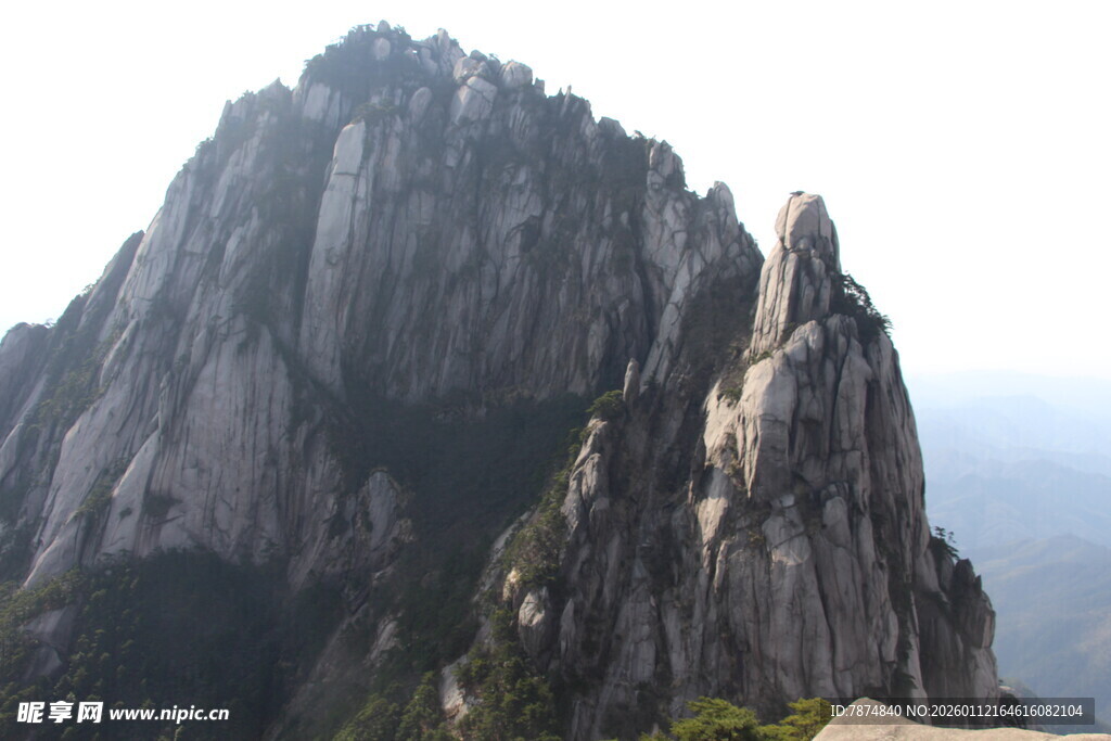 巍峨险峻的壮丽山峰