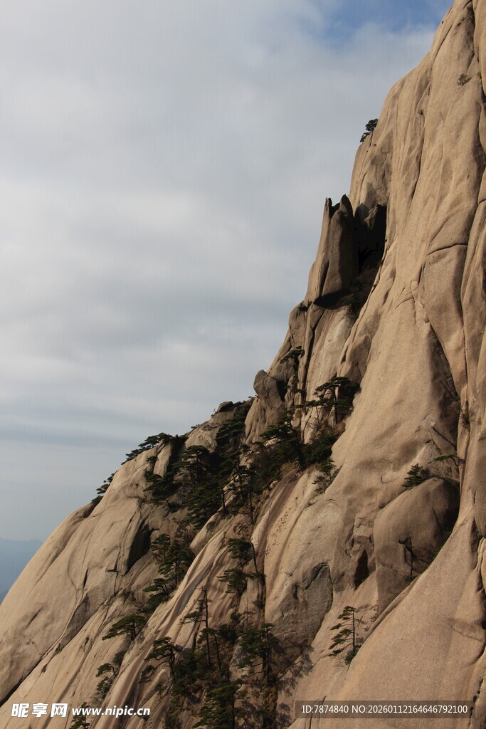 险峻山峰上的古老建筑