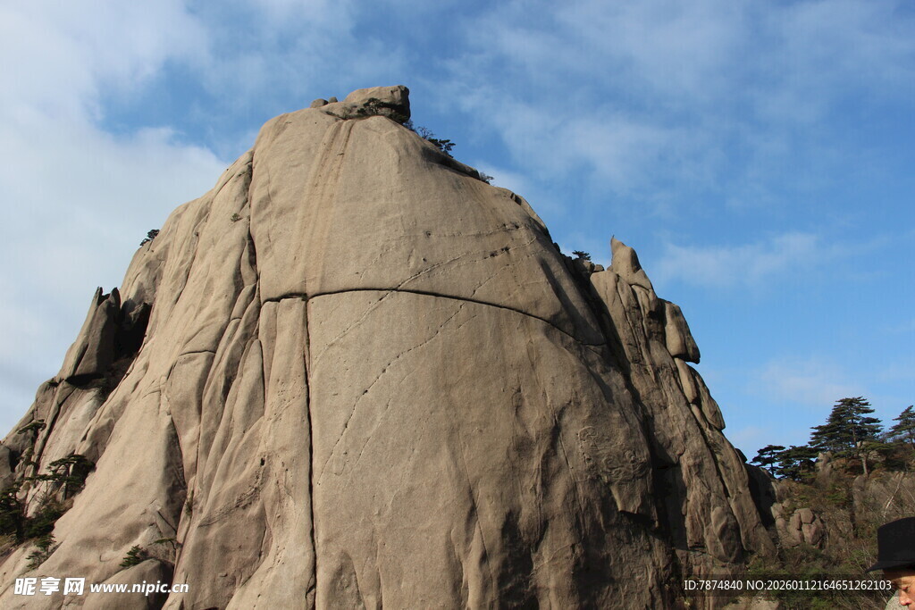 巍峨巨石屹立于天地间