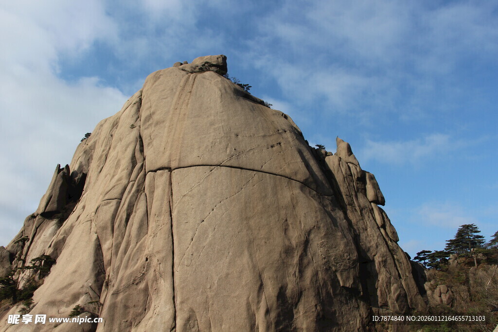 巍峨巨石屹立蓝天之下