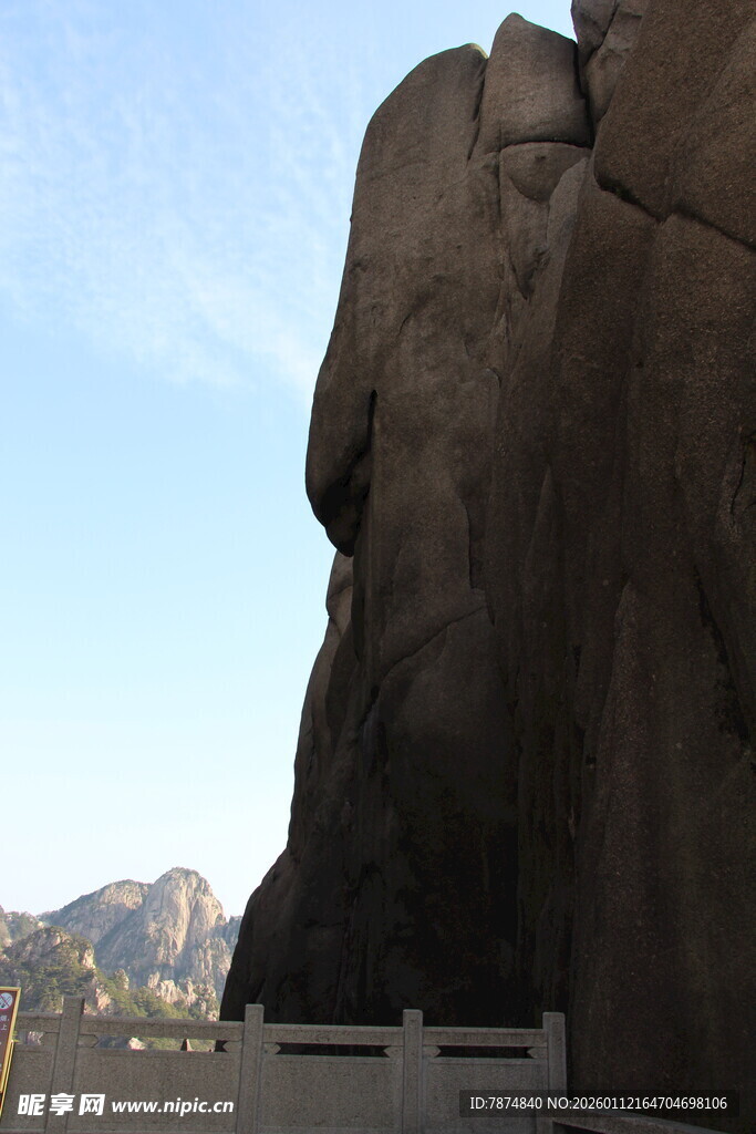 巍峨巨石屹立山间