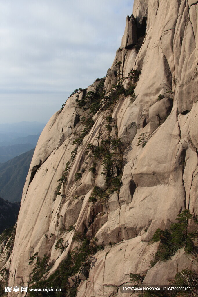 险峻山峰上的建筑奇观