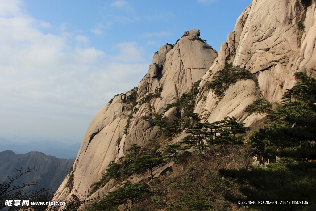 巍峨险峻的高山景观