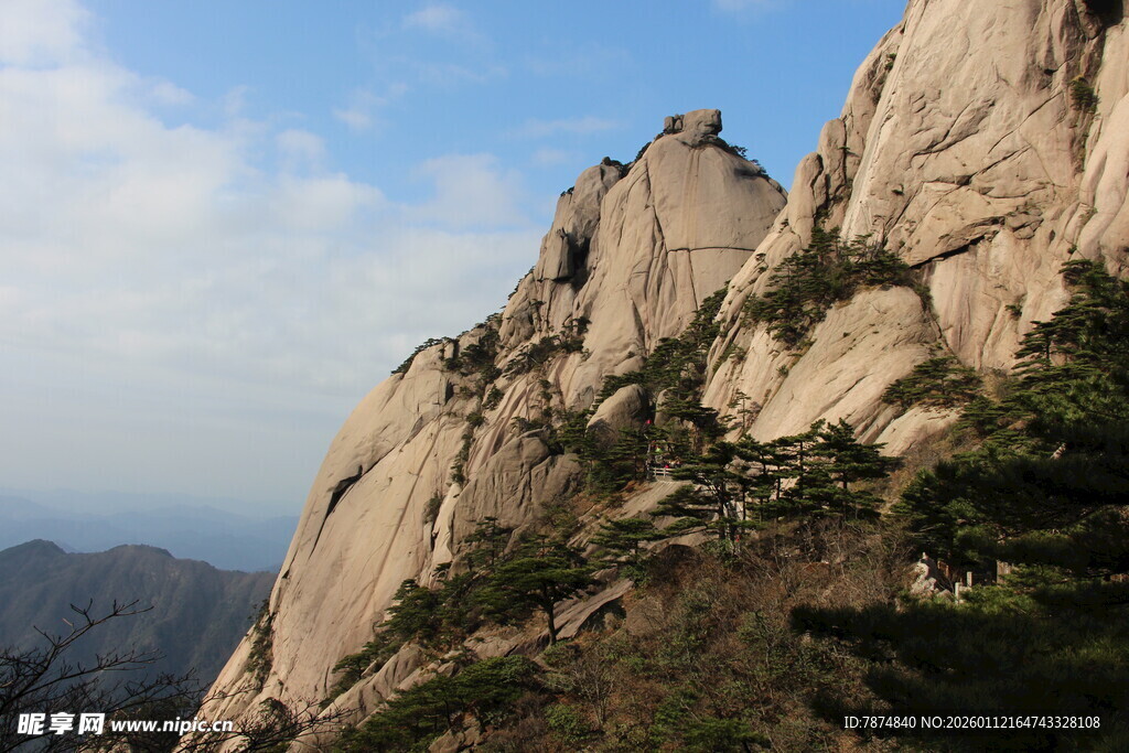 巍峨山峰云雾间美景