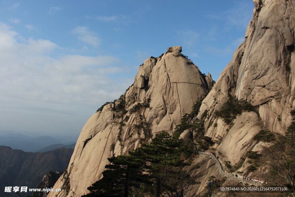 巍峨山峰尽显自然之美