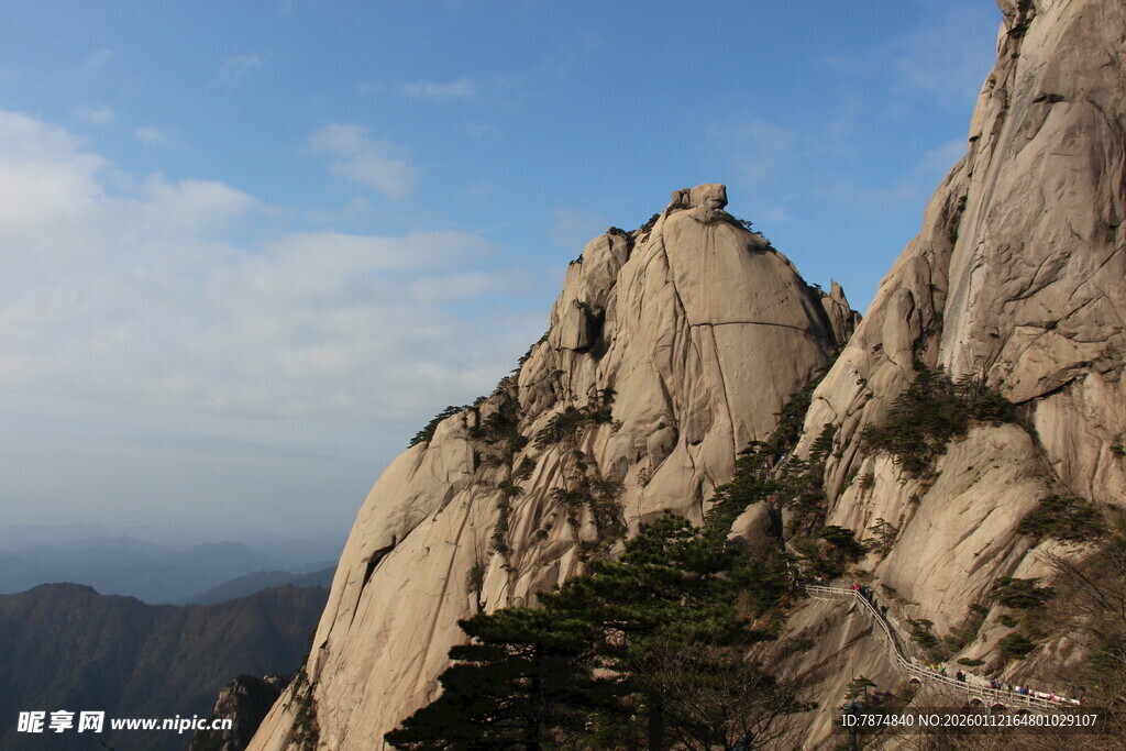 巍峨险峻的壮丽山峰