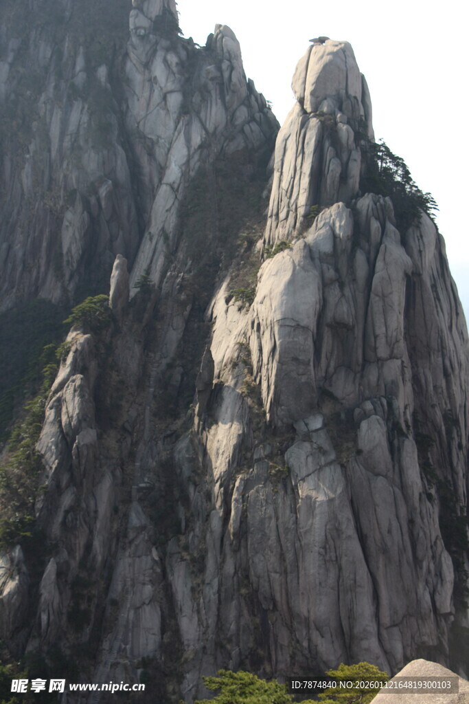 巍峨峻峭的壮丽山峰