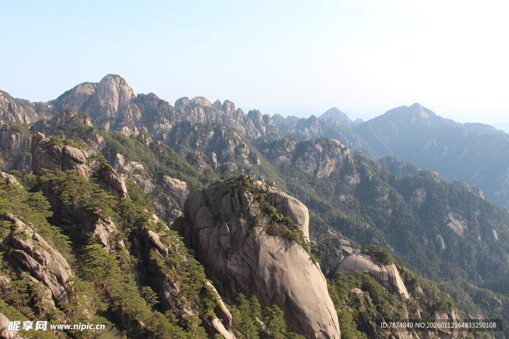 壮丽山景 岩石与绿植交织