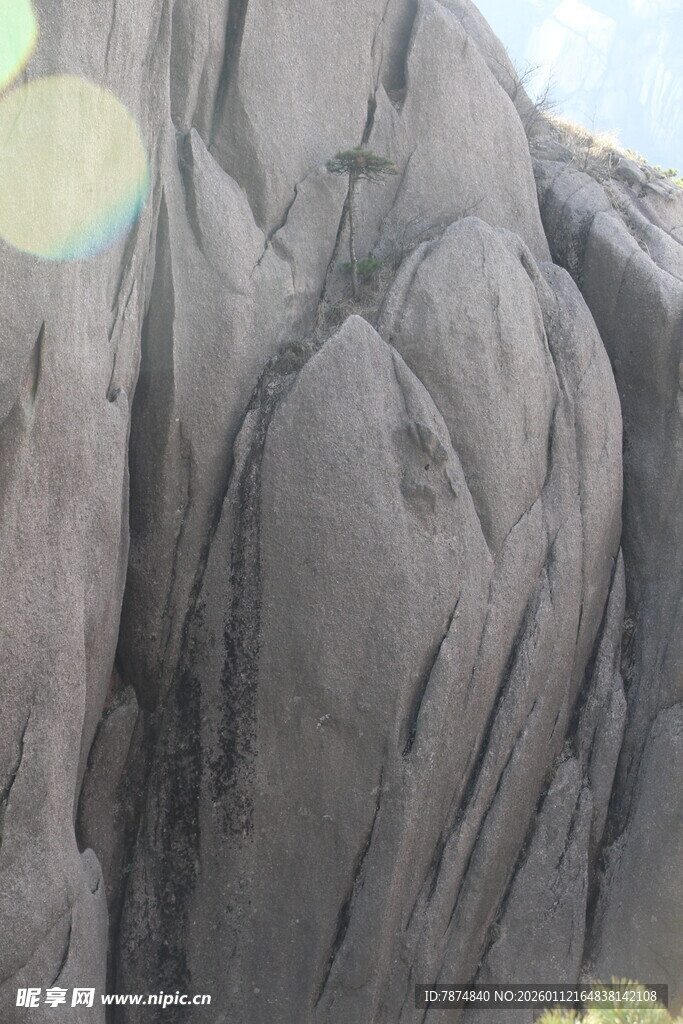 巍峨嶙峋的奇特岩石