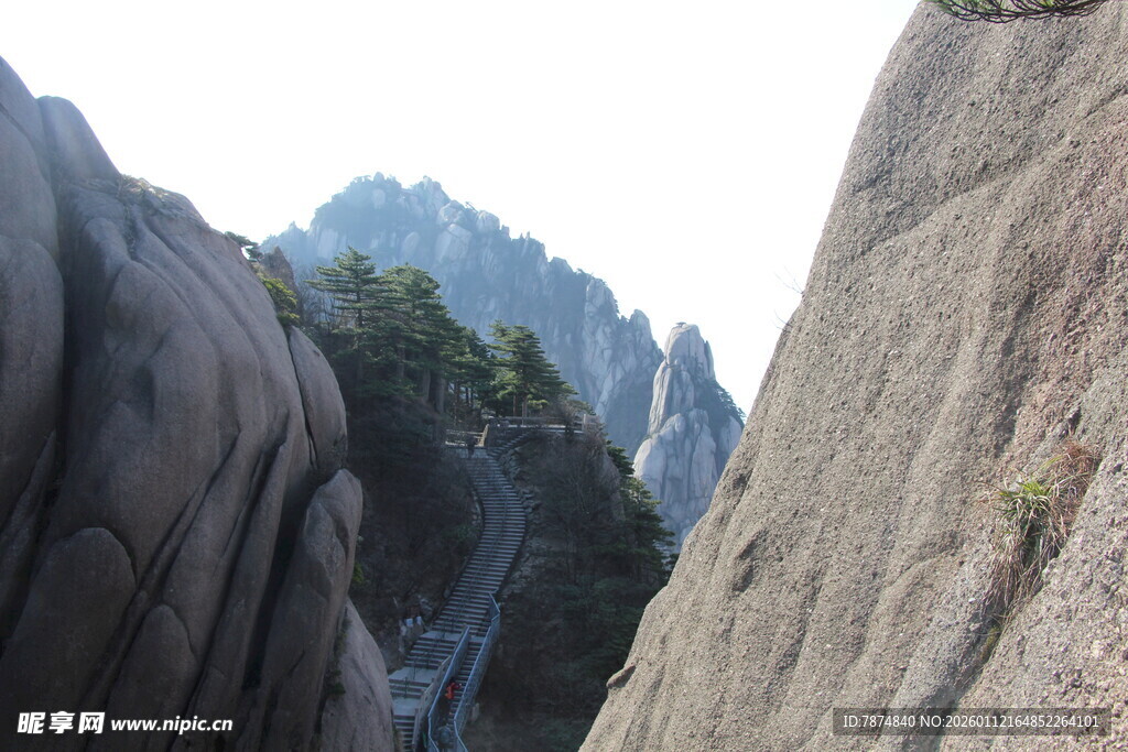 黄山奇峰间的壮美景色