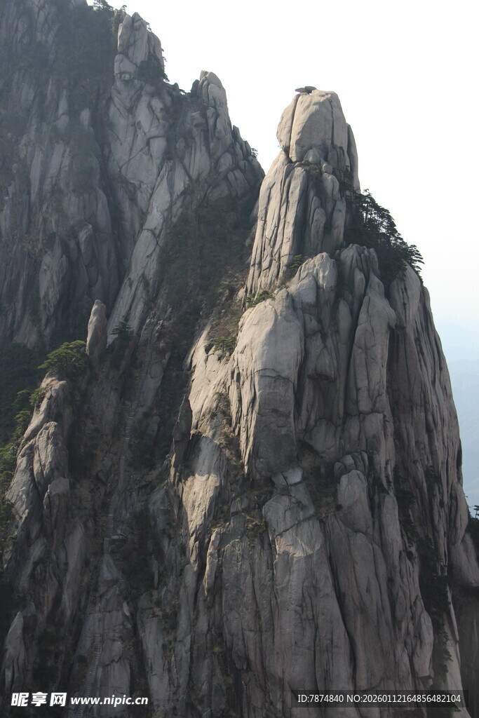 巍峨险峻的奇特山峰