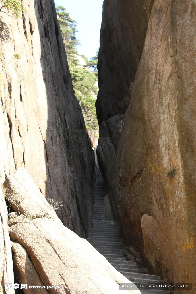 山间狭窄陡峭的岩石步道