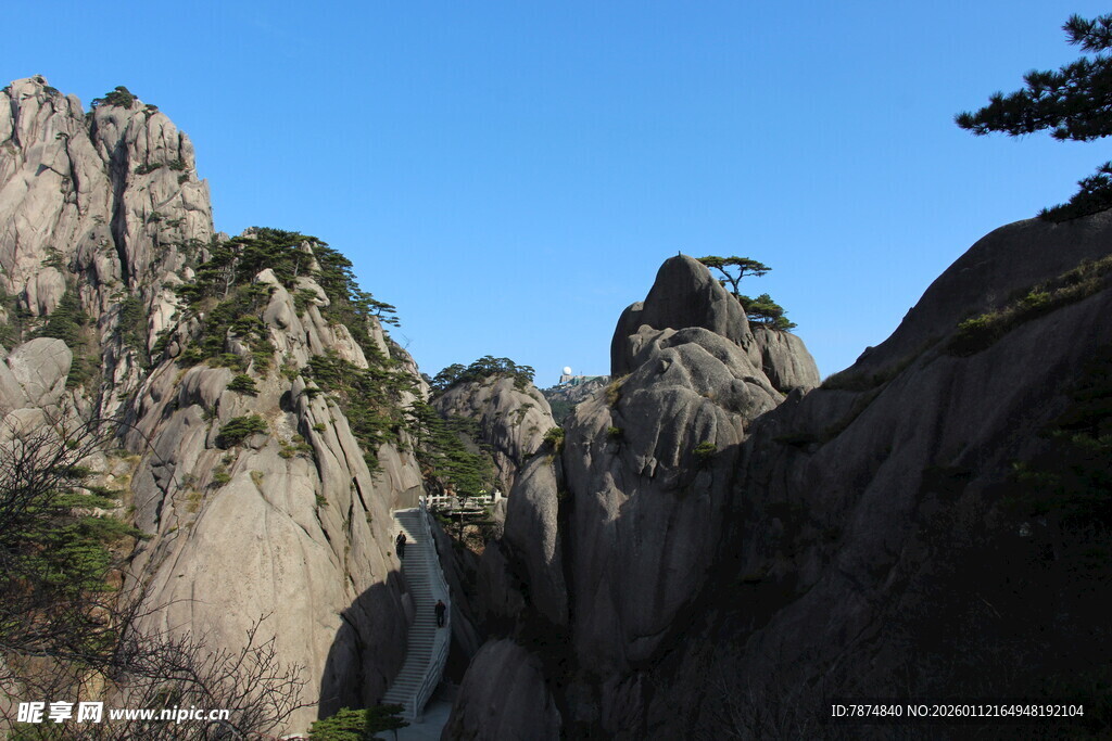 巍峨峻峭的壮丽山峰