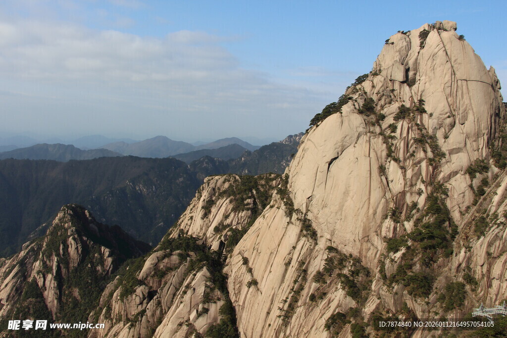 巍峨险峻的壮丽山峰