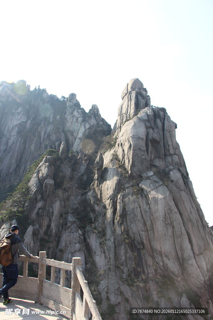 黄山奇峰上的游客身影