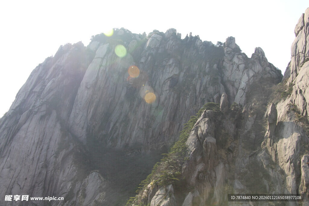 巍峨山峰迎阳光