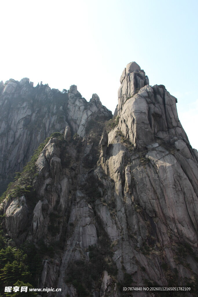 巍峨嶙峋的独特山峰景观