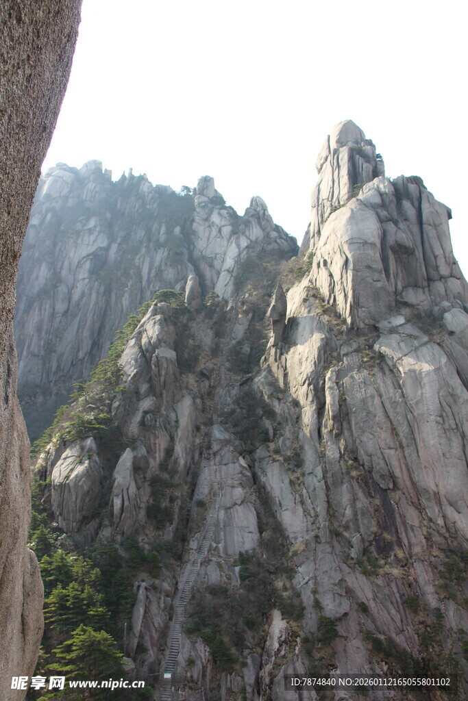巍峨壮丽的险峻山峰