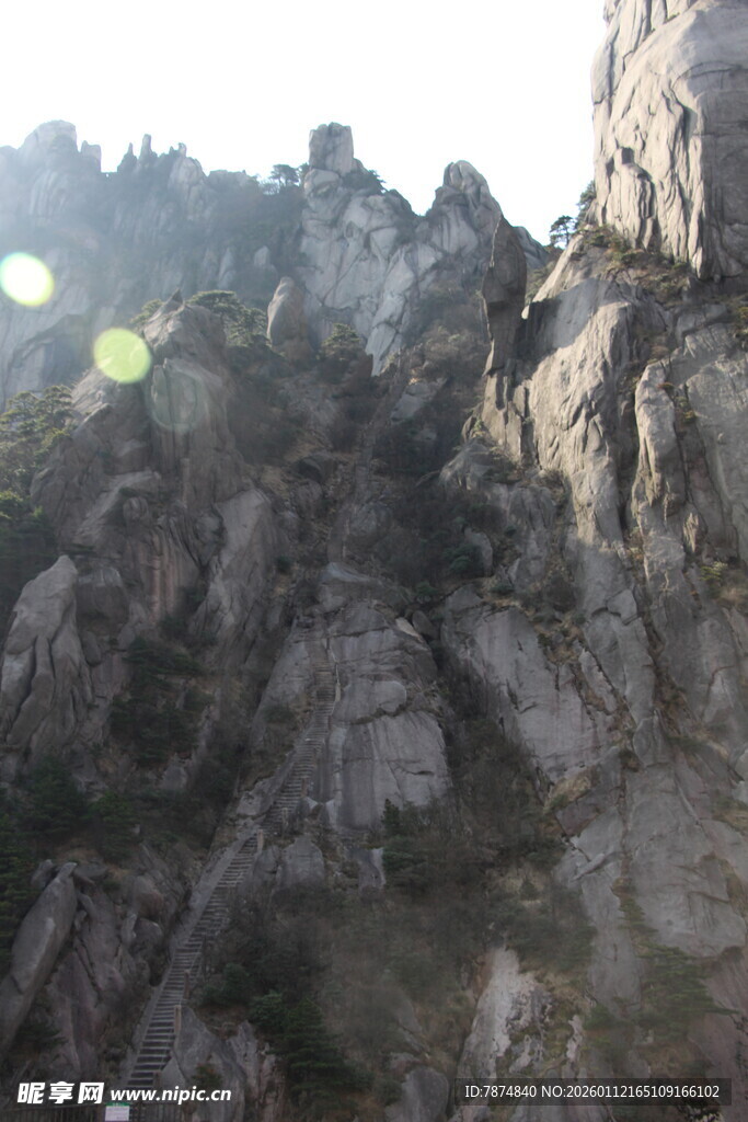 巍峨险峻的壮丽山景