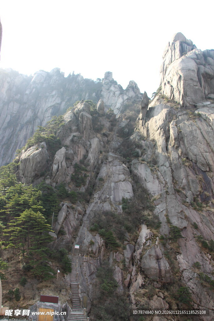 巍峨险峻的壮美山景