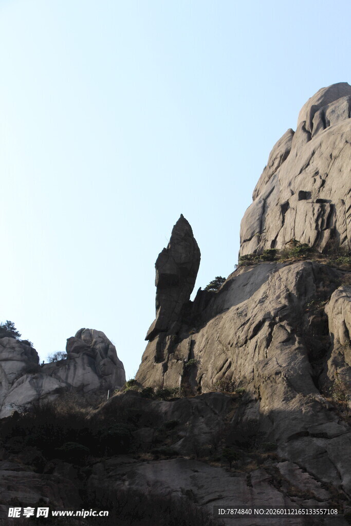 奇峰耸立的壮丽山景