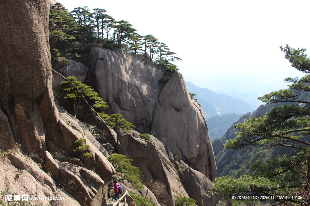 险峻山景中的攀登之路