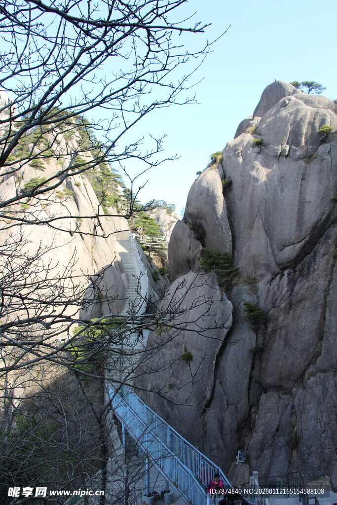 山间栈道穿行嶙峋怪石间